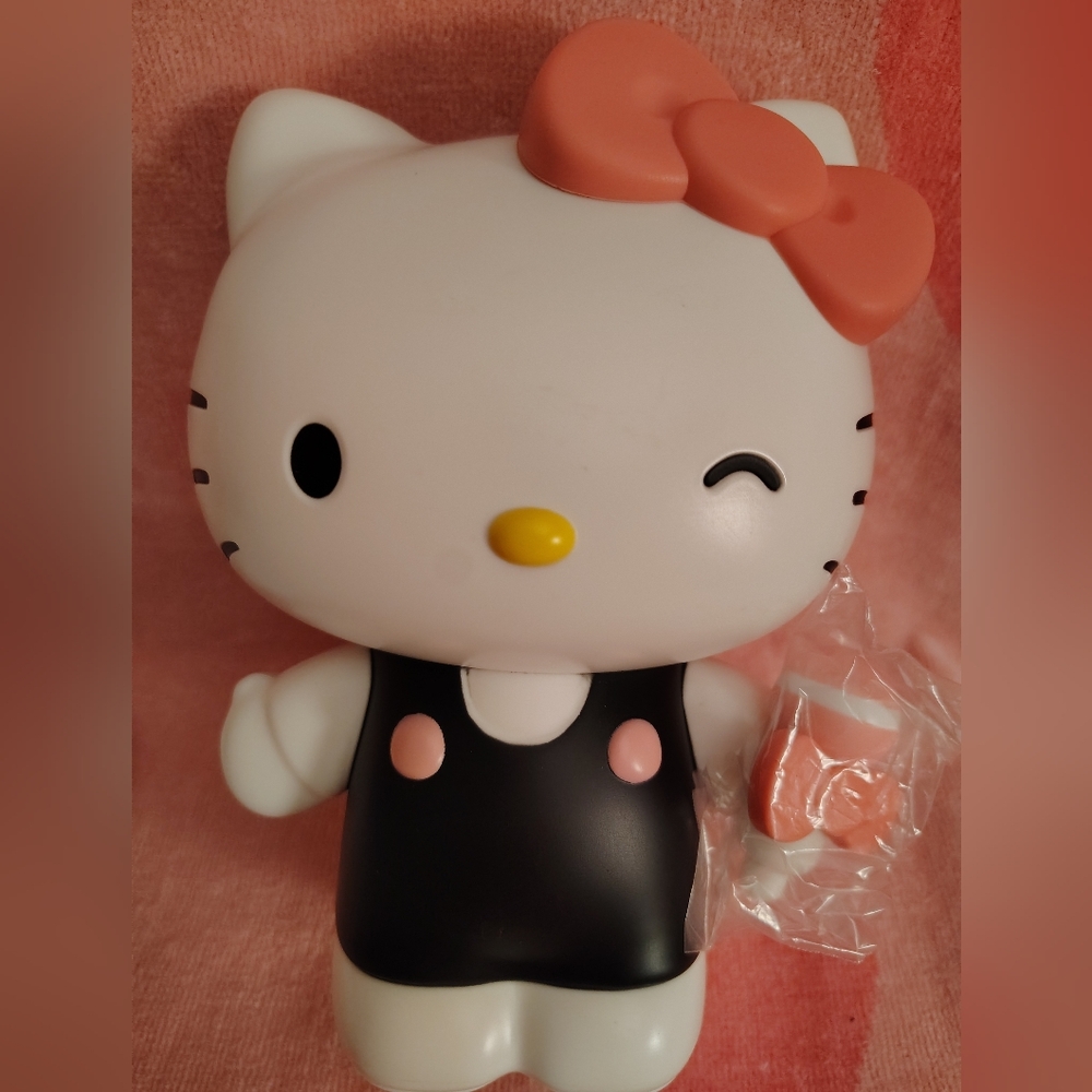 EXCLUSIVE - Hello Kitty Deluxe Wireless Bluetooth Speaker Set - Picture 10 of 13
